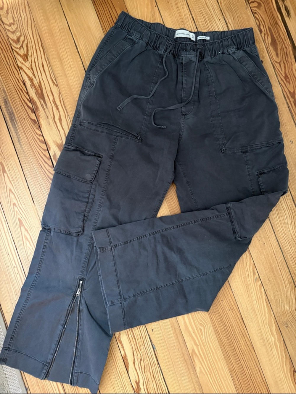 Women’s Abercrombie & Fitch Wide Leg Cargo Pants in Dark Grey/Charcoal